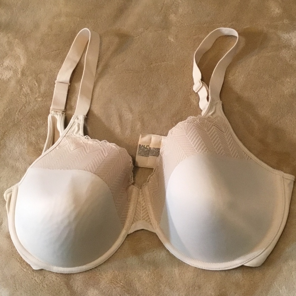 Bali Smooth Molded Underwire Bra in Light Beige